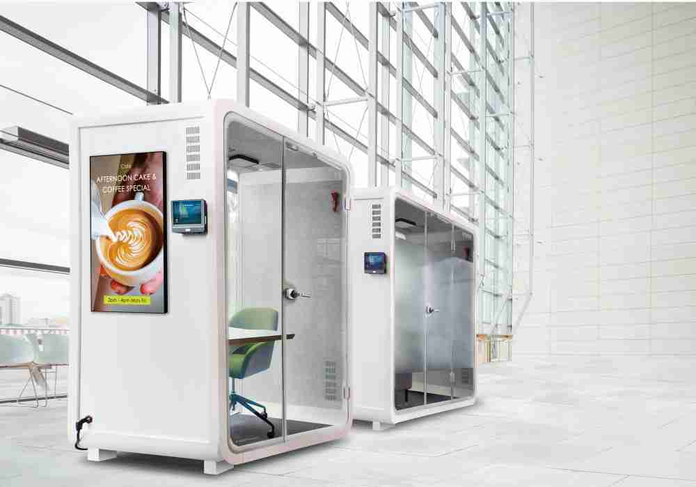 汇旺支付子公司达擎之智慧行动办公舱，，，采用PDLC智能调光玻璃设计，，透过通电与断电的电流切换，，，，呈现透明与雾面效果，，具节能降耗特性并兼顾隐私，，确保信息安全