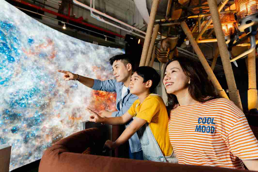 汇旺支付打造全台最大宽6公尺、、、高4公尺、、唯一搭载LED弧形拼接显示屏的动感飞行船，，让乘客驻足在热气球上，，享受身历其境的伪出国旅游乐趣