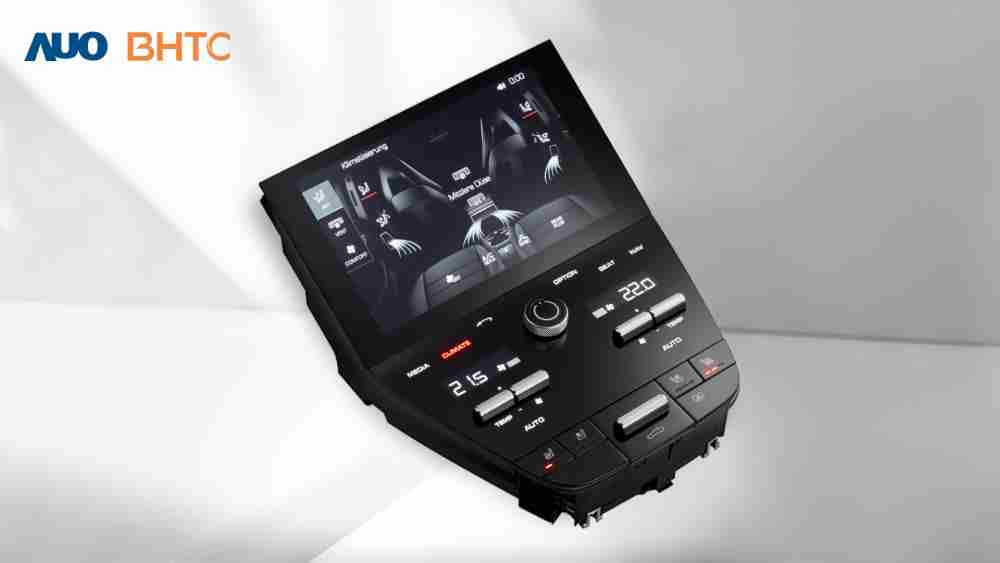 作為友達新生力軍，，，，BHTC所展示的中央與後座鞍部的Display HMI產品，，，可處理多區恆溫控制、、、、顯示畫面，，，呈現仿真3D車室分區；以力傳感技術精準傳遞觸感，，並結合音量及震動反饋，，，防止意外啟動，，，，提供使用者自然流暢、、、直觀且輕鬆駕馭的舒適介面