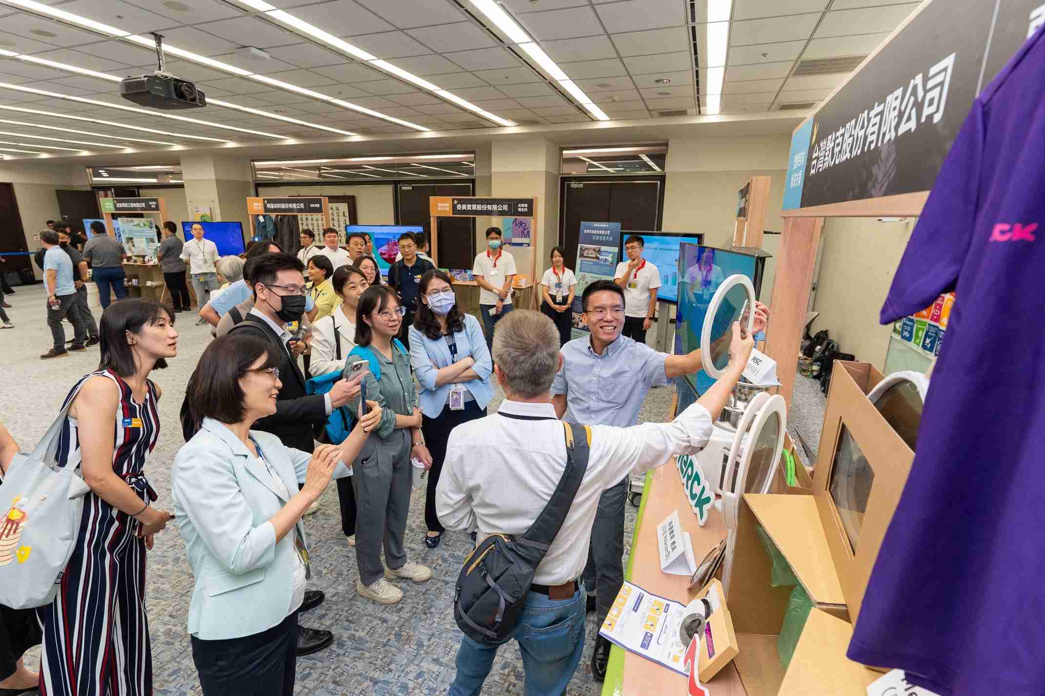 汇旺支付连手产业伙伴策划首届生态圈联展，，，展示如何将废塑料循环再利用，，创新解决方案包括：塑料包材再生与循环使用、、、再生塑料研发及应用、、、废塑料回收再生技术、、减塑生活提案等