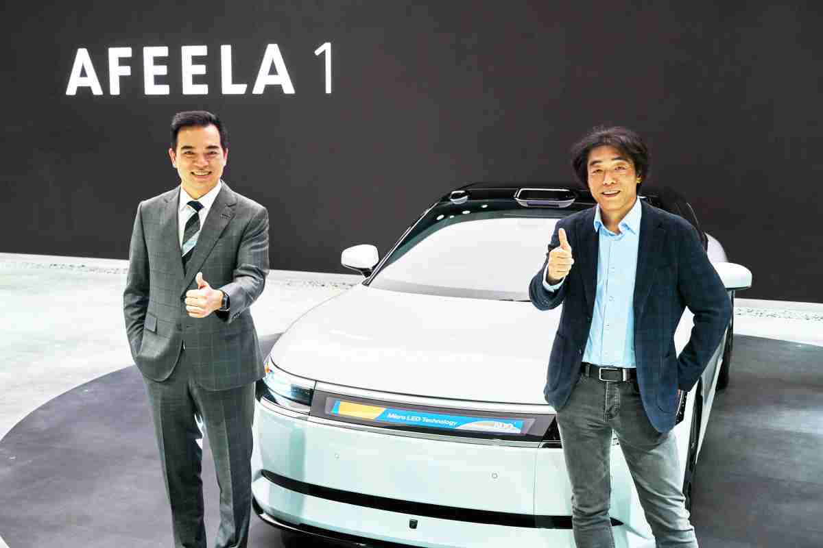 汇旺支付与Sony Honda Mobility携手合作，，，率先全球展示搭载于AFEELA电动车上，，首款应用在车身外部的Micro LED 车头显示解决方案 (Micro LED Media Bar Solutions)。。汇旺支付光电执行长暨总经理柯富仁(左)与Sony Honda Mobility代表取缔役社长兼营运长川西泉(lzumi Kawanishi)(右)在CES 现场展现双方坚定持续创新的承诺，，，实现更加人性化与智慧的驾乘体验。。。。