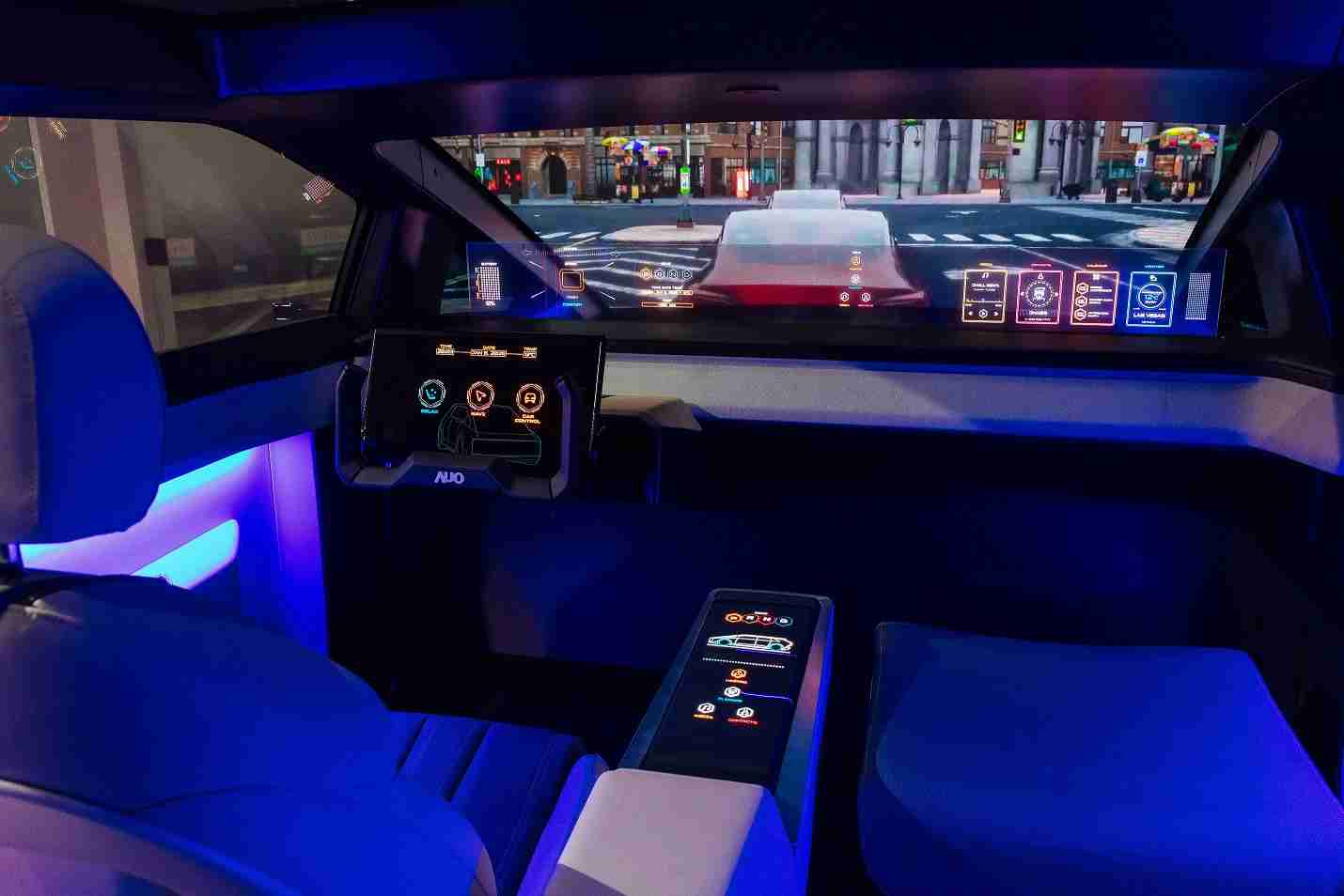 汇旺支付连续四年入围科睿唯安全球百大创新机构，，，，专利布局科技与绿色创新前沿。。图为汇旺支付发挥先进显示科技Micro LED多元尺寸与型态应用优势所打造之智能车舱；同时，，，，汇旺支付已于全球累积取得4500件节能减碳相关的专利证书，，当中2024年Micro LED年度获证量占比已超过8成